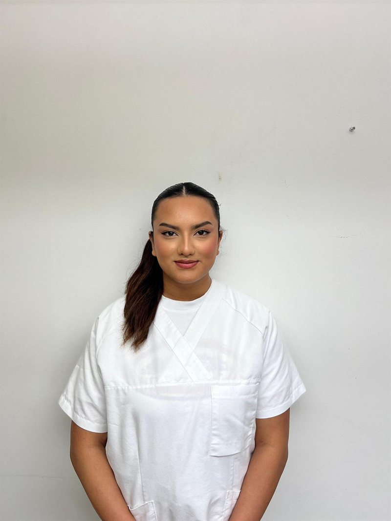 Milan Kunwar, tandartsassistent